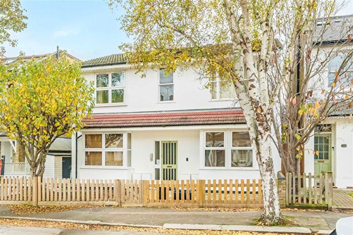 2 Bedroom Flat For Sale In Windsor Road, Teddington, TW11