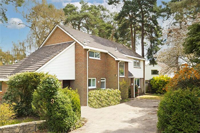 4 Bedroom Detached House To Rent In Dorset Drive, Woking, GU22