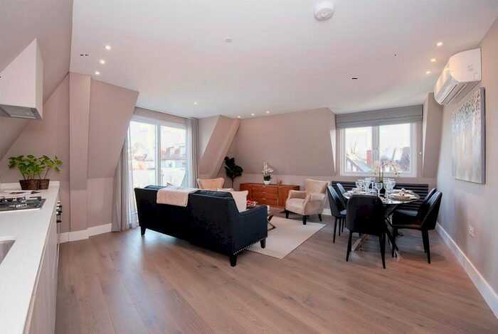 3 Bedroom Flat To Rent In Woodlands, Brent Cross, London, NW11
