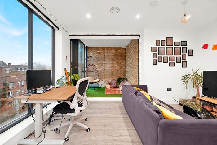 2 Bedroom Flat For Sale In Saxon Apartments, Fairbridge Road, N19