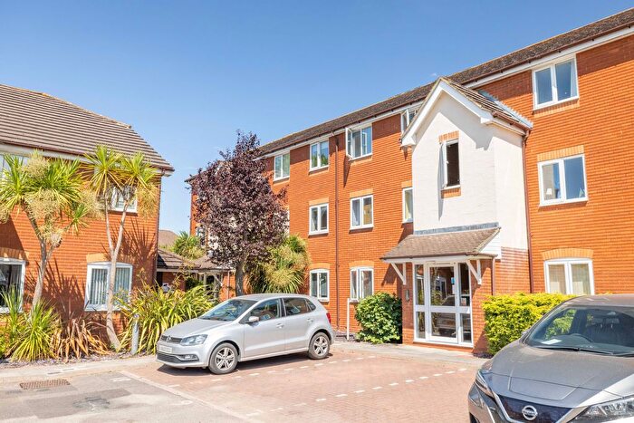 2 Bedroom Flat To Rent In Cleves Court, Firs Ave, Windsor, SL4