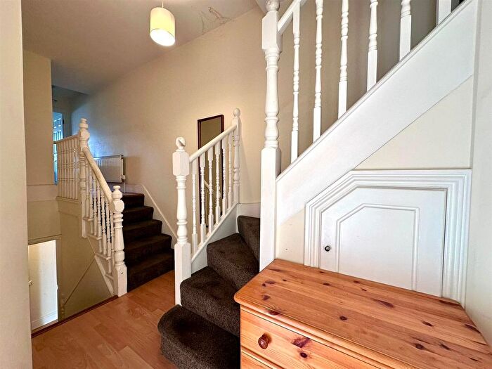 3 Bedroom Flat To Rent In Newick Road, London, E5