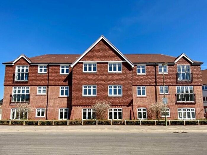 2 Bedroom Flat To Rent In Emerald Avenue, Fleet, Hampshire, GU51