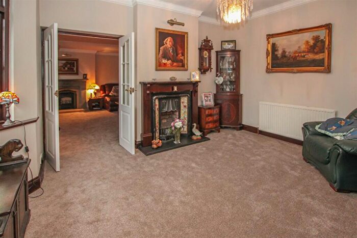 5 Bedroom Detached House For Sale In Nags Head Lane, Brentwood, CM14