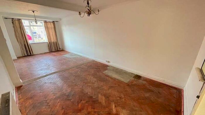 5 Bedroom Semi-Detached House To Rent In The Warren, Hounslow, Hounslow, TW5