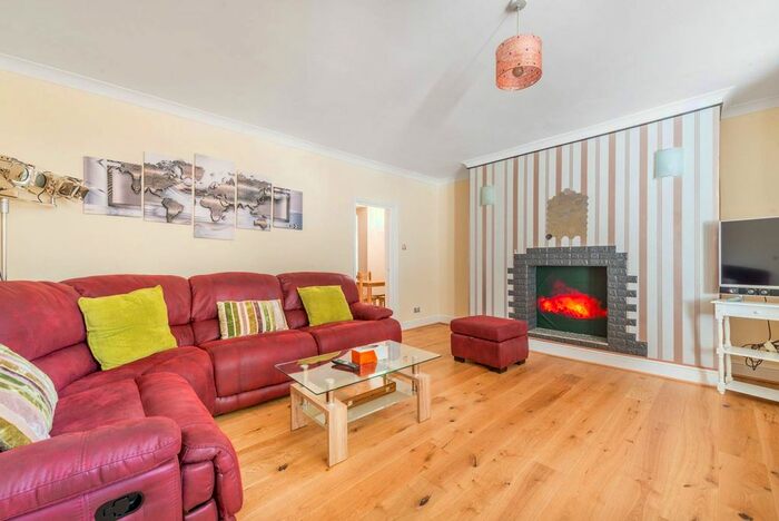 2 Bedroom Flat To Rent In Holland Road, Holland Park, London, W14