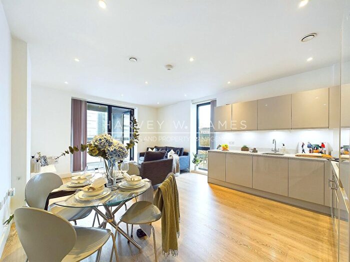 2 Bedroom Apartment To Rent In Valencia Close, Glass Blowers House, E14