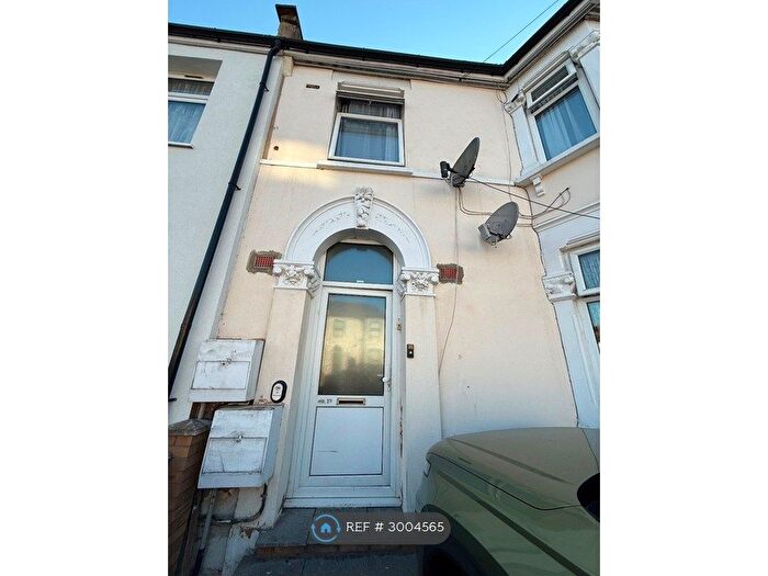 2 Bedroom Flat To Rent In Milverton Gardens, Ilford, IG3