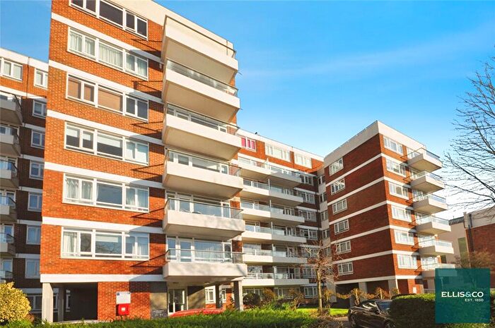2 Bedroom Apartment To Rent In Mayflower Lodge, Regents Park Road, Finchley, London, N3
