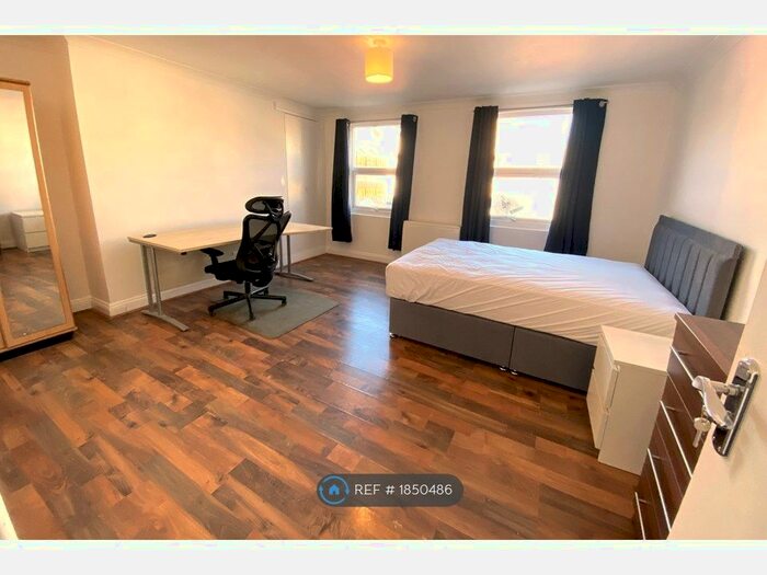 3 Bedroom Flat To Rent In Camden High Street, London, NW1