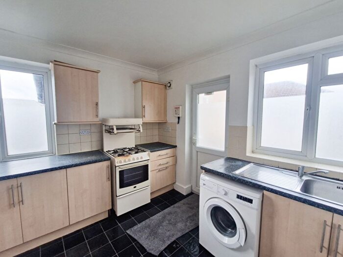 2 Bedroom Flat To Rent In Winton Court, Belgrave Road, Ilford, Aw, Uk, IG1