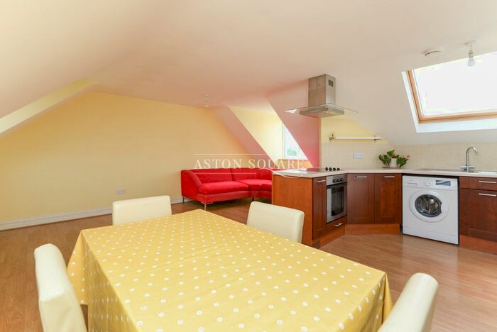 2 Bedroom Flat To Rent In Bromley Hill, Bromley, BR1