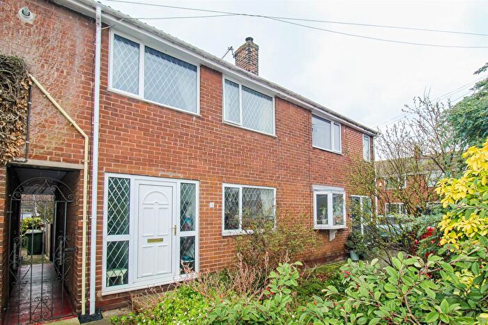 3 Bedroom Town House For Sale In Smithy Close, Crofton, Wakefield, WF4