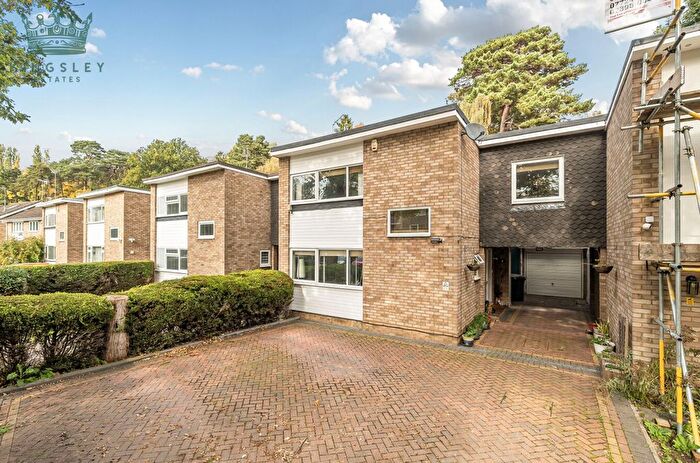3 Bedroom Link Detached House To Rent In By The Wood, Watford, WD19