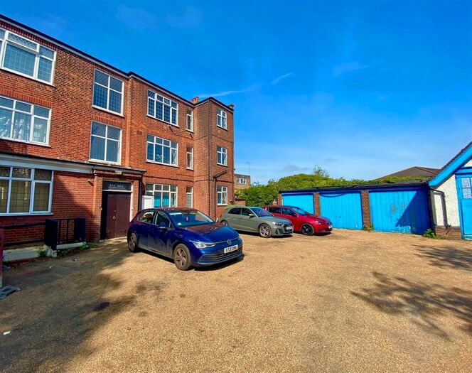 2 Bedroom Flat To Rent In Rye Hill, Cromwell Hill, Luton, LU2