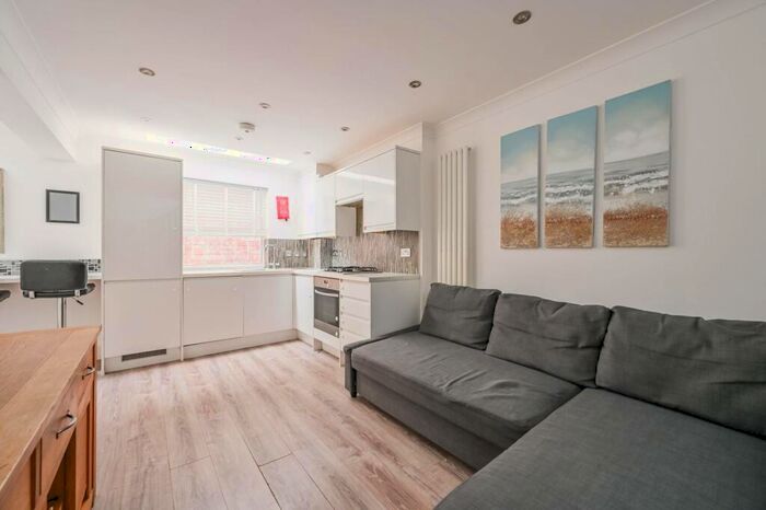 2 Bedroom Flat To Rent In High Road, , Turnpike Lane, London, N22
