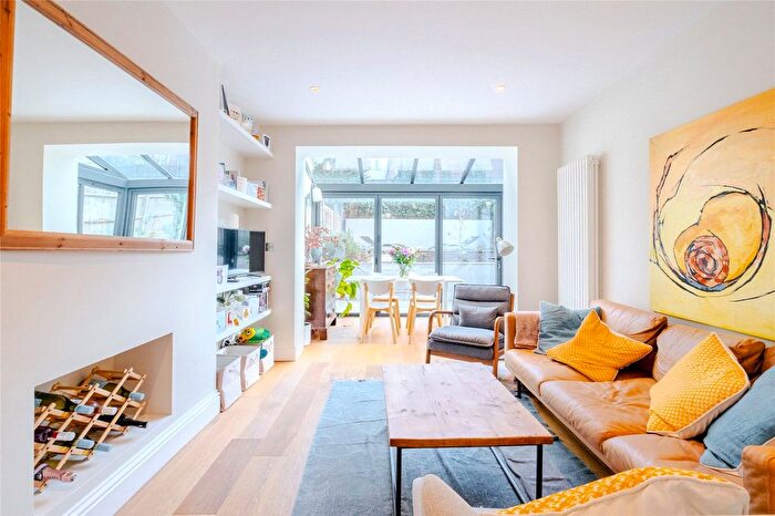 2 Bedroom Flat To Rent In Valley Road, London, SW16