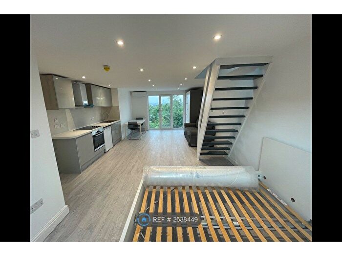 Studio To Rent In Wycombe Gardens, London, NW11