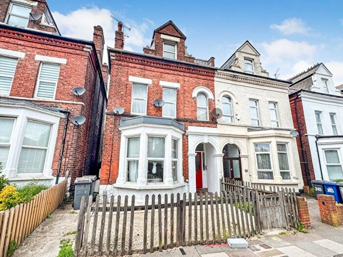 2 Bedroom Flat For Sale In Ballards Lane, Finchley, N3
