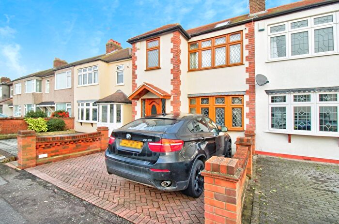 4 Bedroom End Of Terrace House For Sale In Gainsborough Road, Rainham, RM13