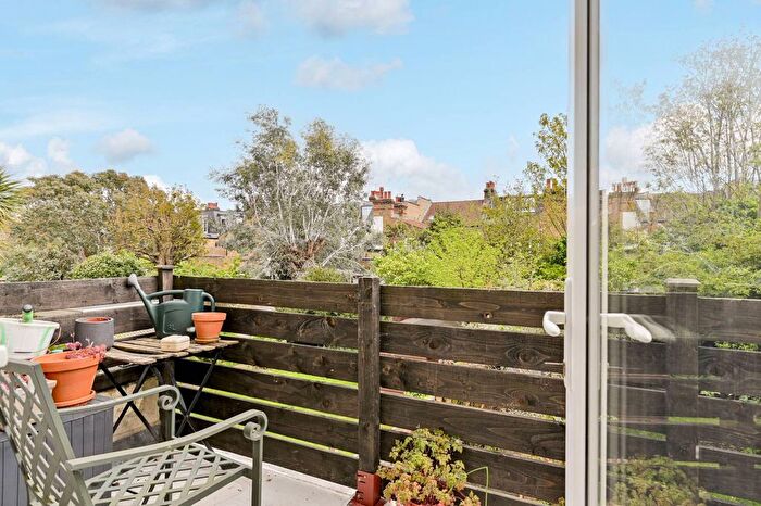 2 Bedroom Flat For Sale In Lucien Road, Tooting Bec, London, SW17
