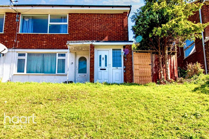 2 Bedroom Maisonette For Sale In Porlock Drive, Luton, LU2