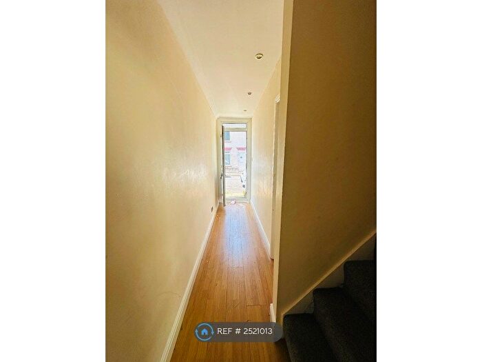 4 Bedroom Semi-Detached House To Rent In Britton Street, Gilingham, ME7