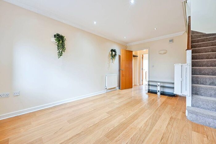 2 Bedroom Maisonette To Rent In Pearing Close, Worcester Park, KT4