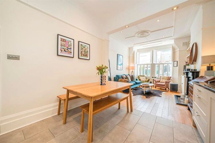 3 Bedroom Flat For Sale In Thirsk Road, Clapham Common North Side, SW11