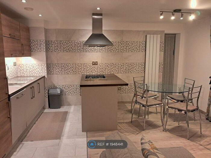 2 Bedroom Flat To Rent In Merchant Street, London, E3