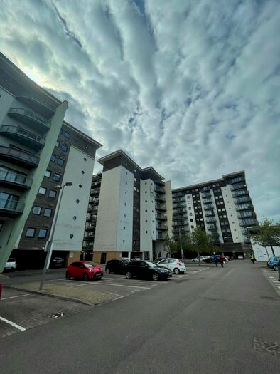 3 Bedroom Flat To Rent In Victoria Wharf, Watkiss Way, Cardiff, CF11