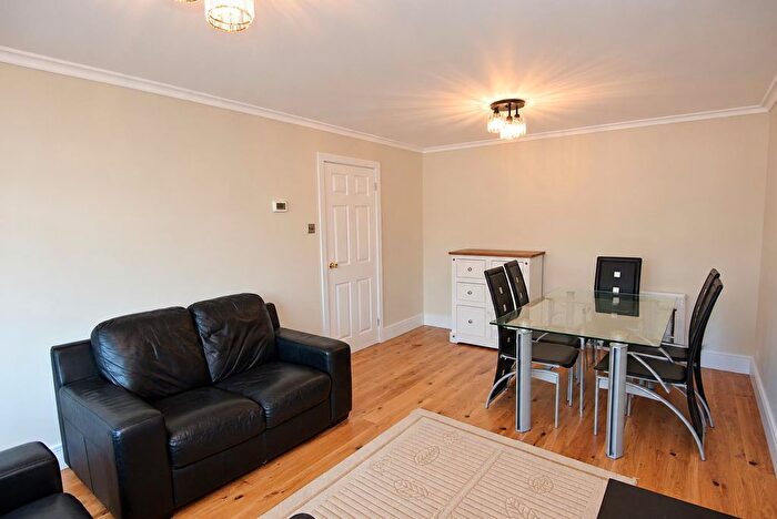 2 Bedroom Flat To Rent In Greenacre Court, Englefield Green, Egham, TW20