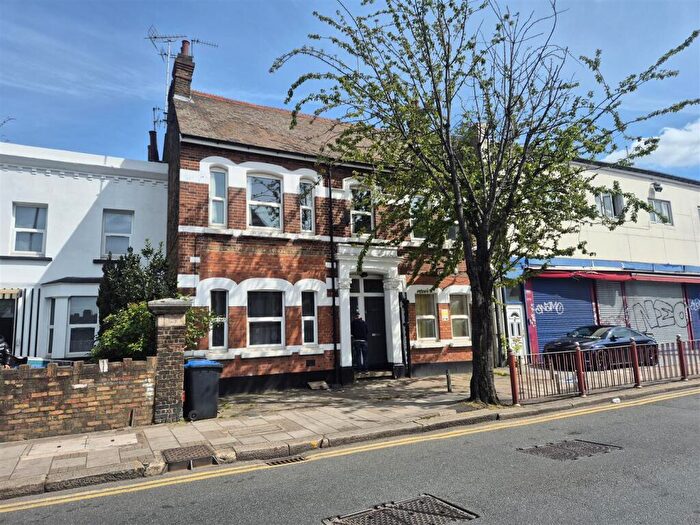 4 Bedroom End Of Terrace House For Sale In High Street, Harlesden, Willesden Junction, London, NW10