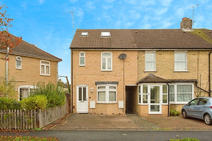 3 Bedroom Semi Detached House For Sale In Ramsden Square, Cambridge, CB4