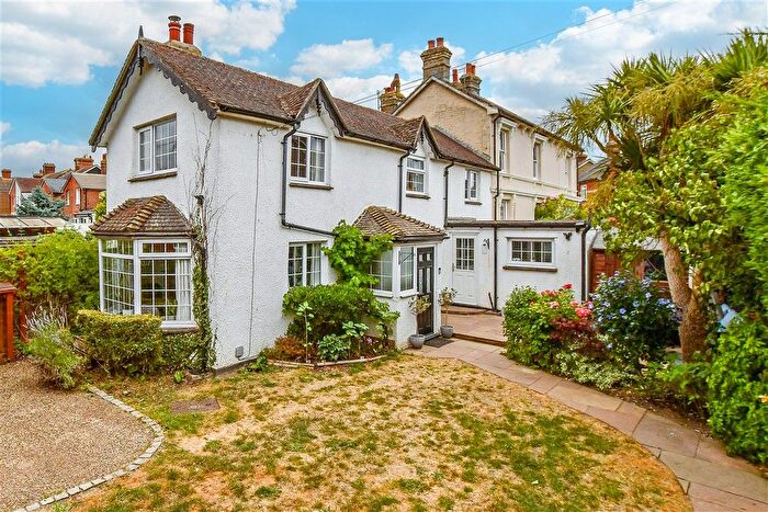 3 Bedroom Semi-Detached House For Sale In Hawden Road, Tonbridge, Kent, TN9