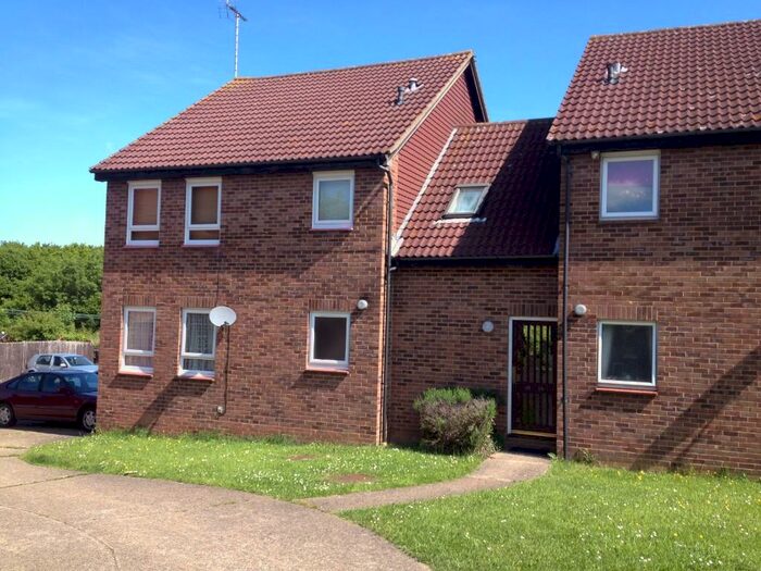 Studio To Rent In Woodstock Crescent, Hockley, Essex, SS5