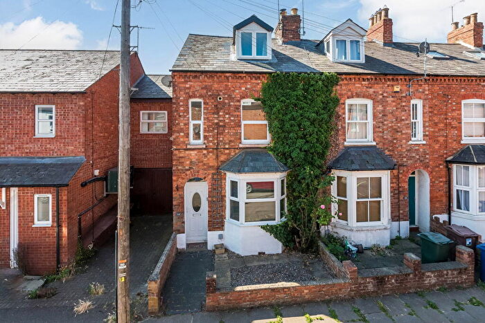 3 Bedroom End Of Terrace House For Sale In Gibbs Road, Banbury, OX16