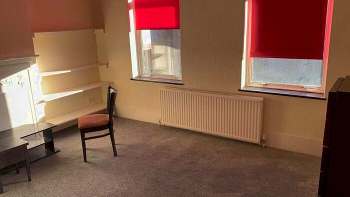 3 Bedroom Flat To Rent In Kingston Road, South Wimbledon, SW19