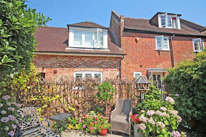 3 Bedroom Mews For Sale In Lake Grove Road, New Milton, Hampshire, BH25