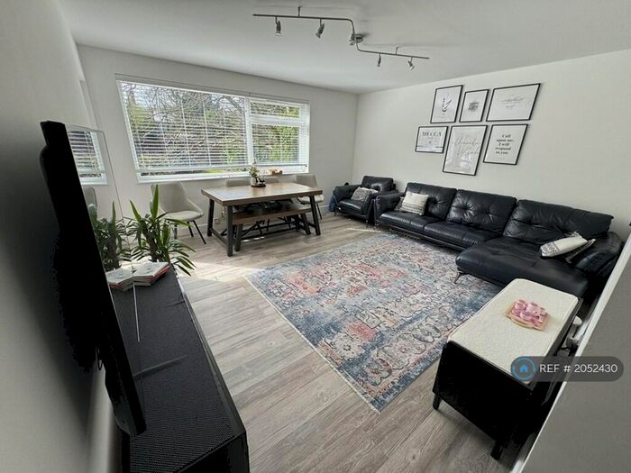 2 Bedroom Flat To Rent In Spencer Court, Wallington, SM6