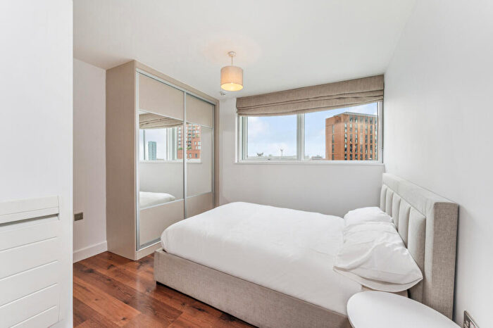 2 Bedroom Flat To Rent In Blackwall Way, Blackwall, E14