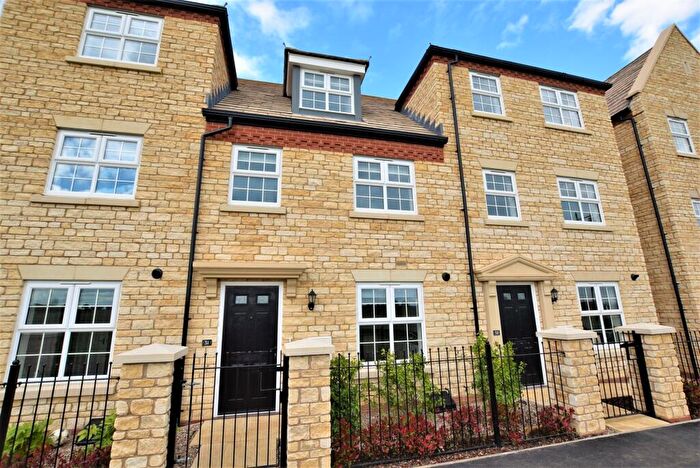 3 Bedroom Town House To Rent In Langton Walk, Stamford, PE9