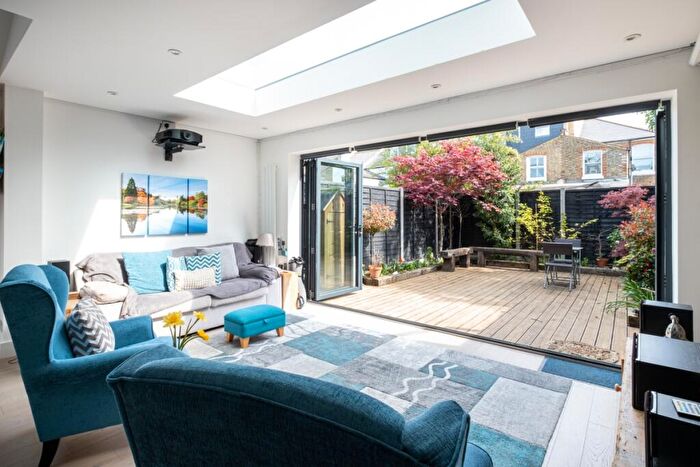 2 Bedroom Flat To Rent In Cavendish Road London, SW12