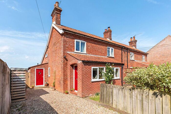 3 Bedroom Semi Detached House For Sale In The Street, Hindolveston, NR20
