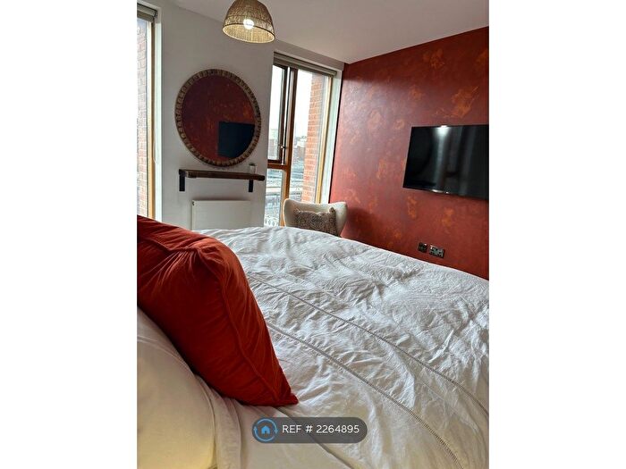 2 Bedroom Flat To Rent In Candle House, Leeds, LS1