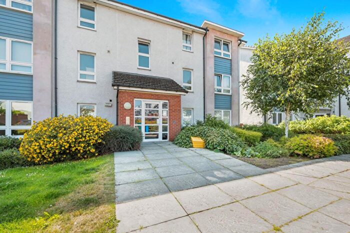 3 Bedroom Flat For Sale In Norway Gardens, Dunfermline, KY11