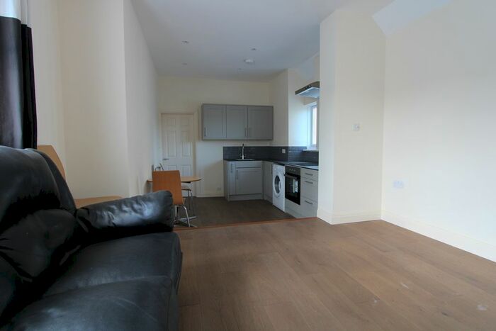 2 Bedroom Flat To Rent In Clifford Avenue, London, SW14