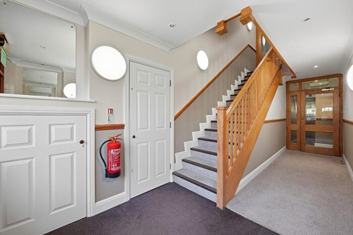 2 Bedroom Apartment For Sale In The Drive, London, E18