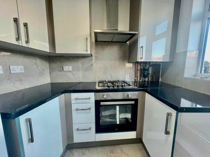 3 Bedroom Flat To Rent In Uxbridge Road, Hayes, UB4