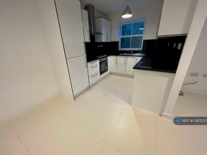 2 Bedroom Flat To Rent In Frith Hill Road, Godalming, GU7